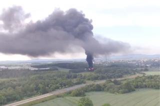 Pożar w Żarowie. Spłonęły zbiorniki z chemikaliami [FILM]