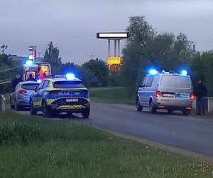 Pijana 12-latka w hipotermii leżała przy rzece. Dziewczynkę uratował policjant