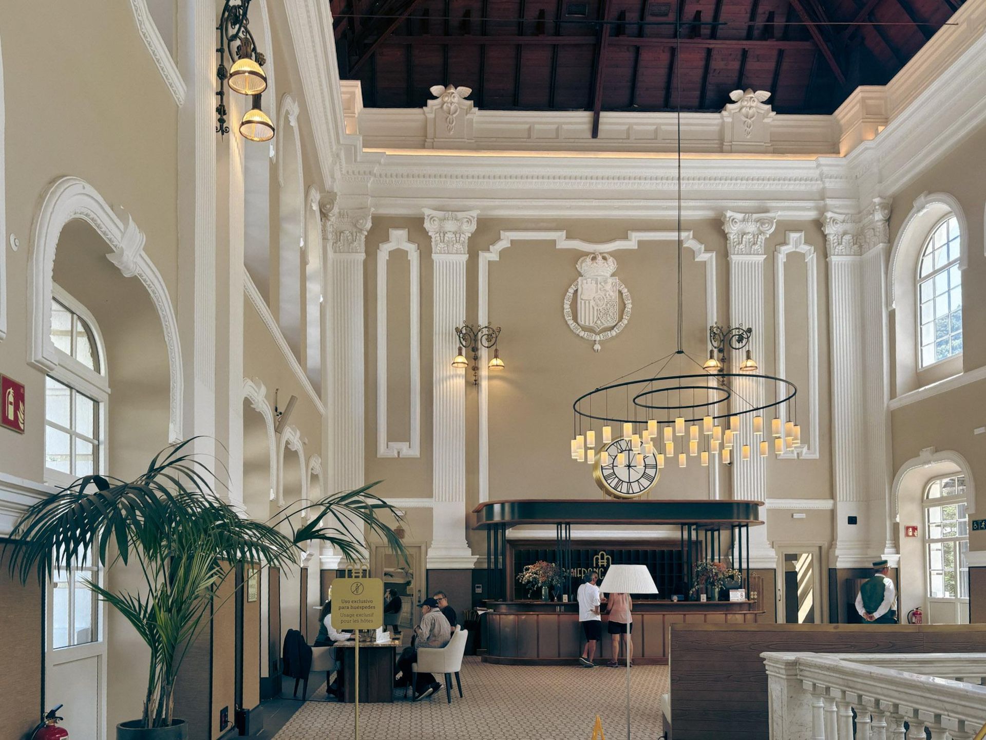  Canfranc Estación, Hiszpania. Dawny dworzec kolejowy zamienił się w luksusowy hotel