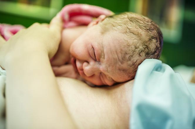Smarowanie noworodka wydzieliną z pochwy i zjadanie łożyska - czy to bezpieczne?