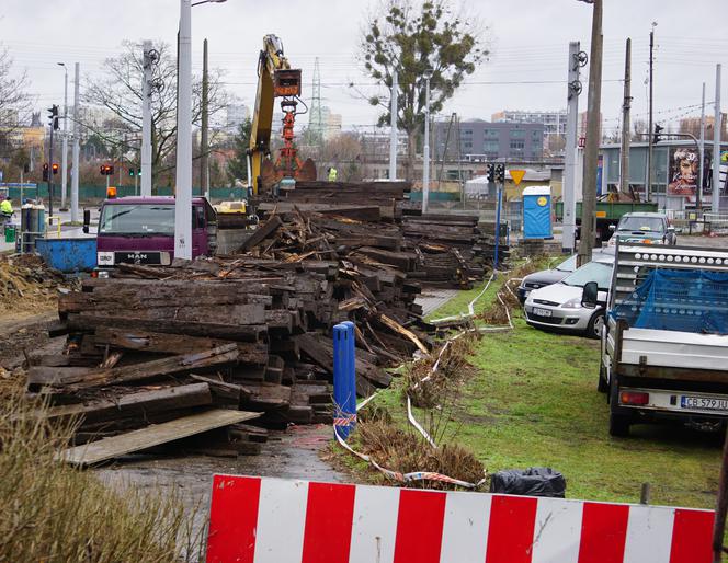 Remont torowiska na ul. Perłowej w Bydgoszczy. Prace nabierają tempa!