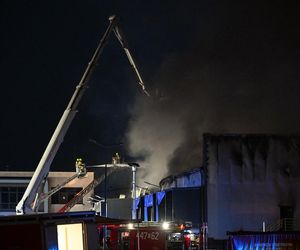 Pożar akumulatorowni na poddaszu zakładu przetwórstwa drobiu w Kawle