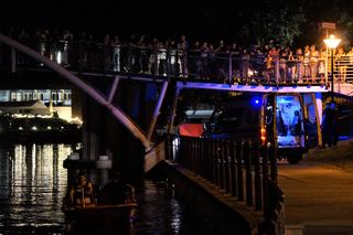 Mężczyzna wpadł do Brdy obok Opery Nova. Dramatyczna akcja ratunkowa [ZDJĘCIA]