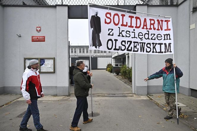 Oczekiwanie na wyjście ks. Michała Olszewskiego na wolność