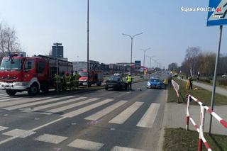 Żory: Samochód wjechał w dwójkę nastolatków na przejściu dla pieszych. 17-latkowie trafili do szpitala