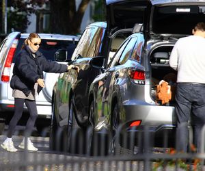 K. Tusk z mężem przenoszą rzeczy z lexusa do innego auta: Córka oddała ojcu samochód