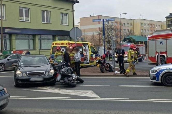 Żory. Wypadek osobówki z motocyklistą. 19-letni kierowca motocykla poszkodowany
