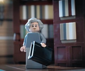 Unikalna figurka Wisławy Szymborskiej w klockach LEGO