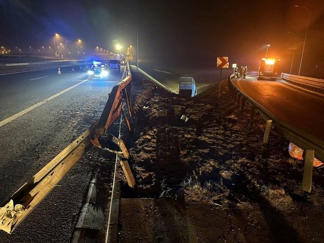 Autokar staranował barierki i spoczął w rowie. 65 pasażerów utknęło na autostradzie A4