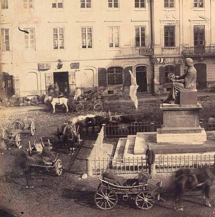 Pomnik Kopernika na tle Pałacu Karasia (budynek niezachowany), Warszawa 1958, fot. Karol Beyer, materiały prasowe Domu Spotkań z Historią