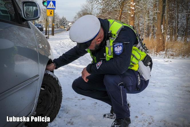 Lubuscy policjanci sprawdzają pojazdy w trakcie zimy