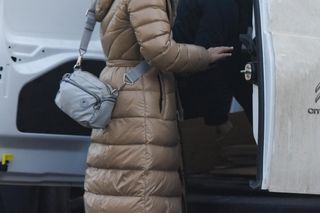 Joanna Koroniewska ogląda deski na ulicy