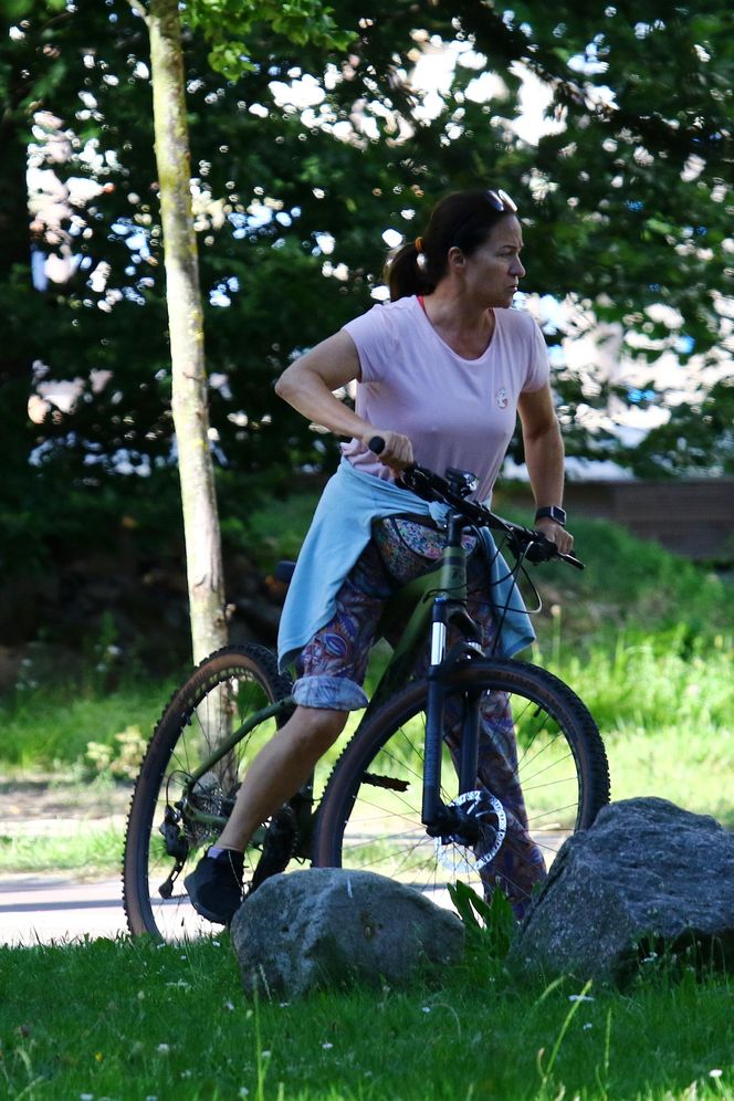 Ewa Drzyzga z mężem na rowerach. "Operacje plastyczne nie są dla mnie!"