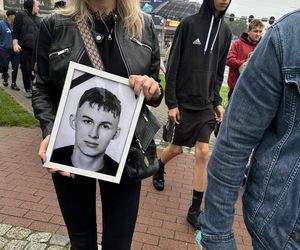 Setki osób upamiętniły Oliwiera. 20-latek zmarł po interwencji policji. Zabili go jak zwierzę