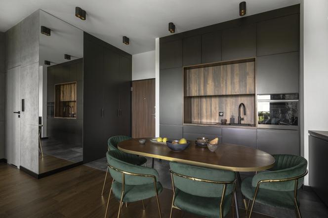 Eleganckie mieszkaniu w stylu soft loft. Złoto, czerń i zieleń