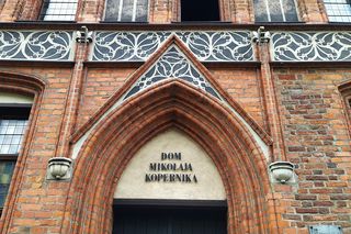 Skórzany bucik, niemiecka zastawa czy kolorowa piłeczka. Jakie skarby kryje dziedziniec Domu Kopernika? [AUDIO]