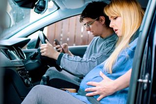 Przyszły tata nie był w stanie zadzwonić pod 112. Zdenerwowany mężczyzna poprosił o pomoc policjantów