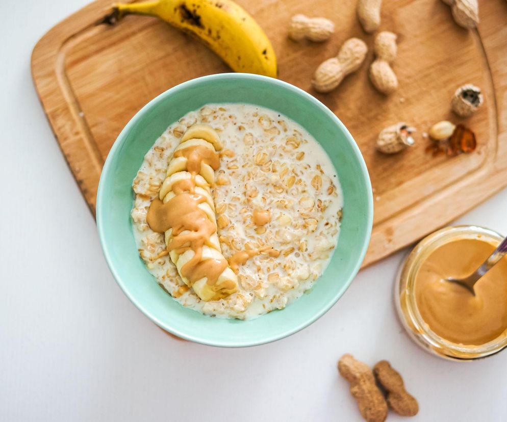 owsianka z masłem orzechowym i bananem
