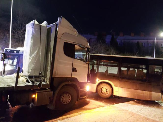 Tir uderzył w auta osobowe i autobus. To na Armii Krajowej w Starachowicach
