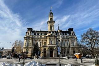 Zamarznięty śnieg zatrzymał zegar na wieży ratuszowej w Nowym Sączu 