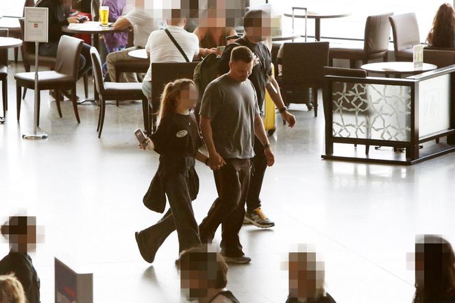 Marcin Hakiel z rodziną lecą na wakacje