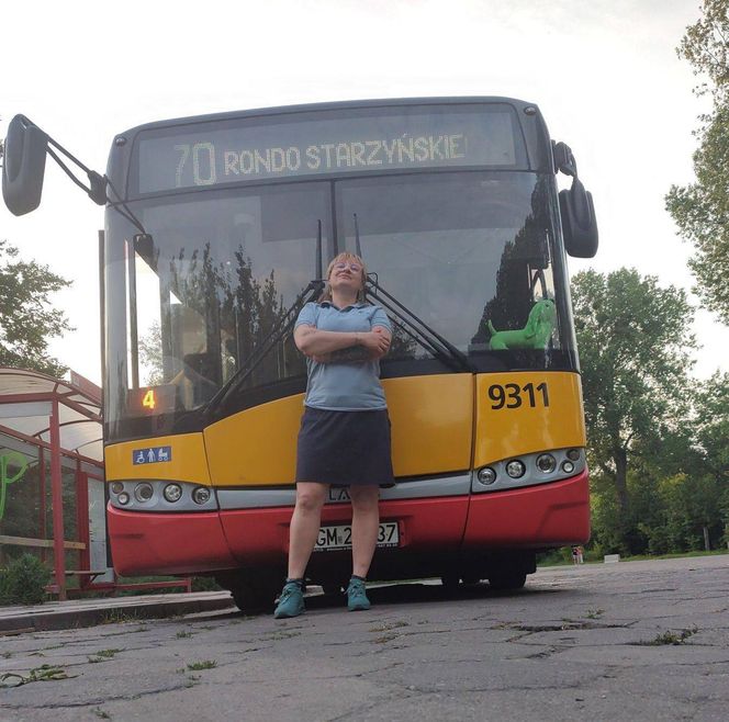  Jamnik za 799 złotych! Kierowczyni autobusu w Warszawie ukarana za maskotkę na szybie. „Chcę walczyć z tym absurdem”