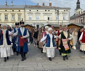 Maturzyści z Nowego Sącza zatańczyli poloneza na Rynku 