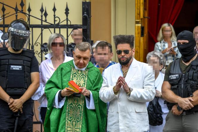 Krzysztof Rutkowski nie przestaje zadziwiać. Tym razem zorganizował ceremonię… święcenia samochodów [ZDJĘCIA]