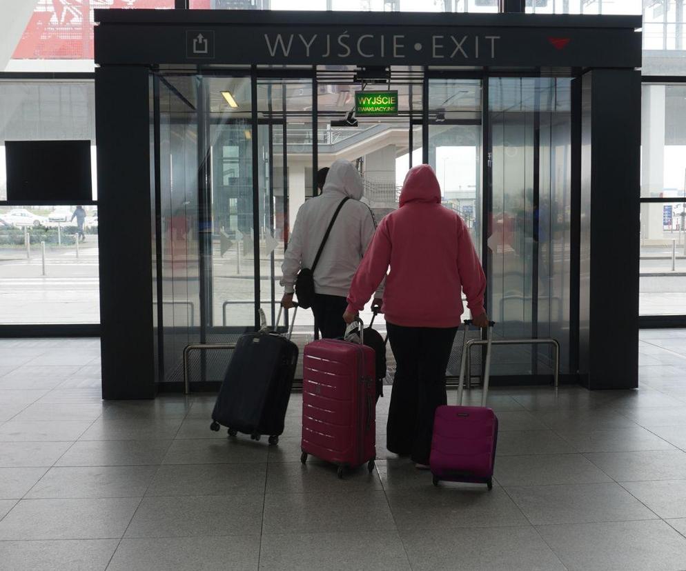 Podróżni na lotnisku w Gdańsku. Port Lotniczy im. Lecha Wałęsy