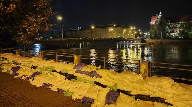 Walka o wrocławskie osiedla nad Odrą i Oławą. Mieszkańcy do późnych godzin nocnych ratowali dobytek