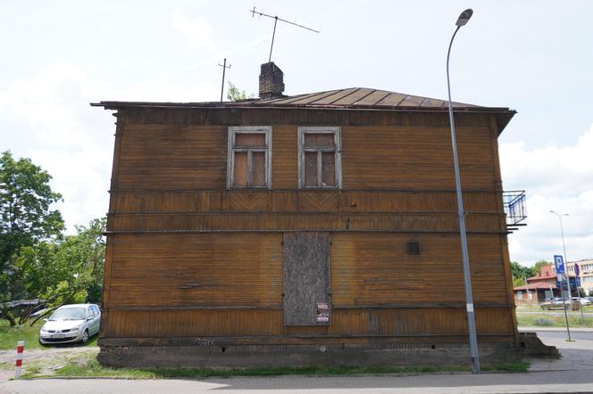 Drewniany zabytkowy dom w centrum Białegostoku. To część "Kwartału Kaczorowskiego" przy ul. Mazowieckiej