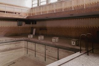 Był najładniejszym budynkiem YMCA w całej Europie. Dzisiaj skrywa nieczynny modernistyczny basen, a wspaniały gmach niszczeje