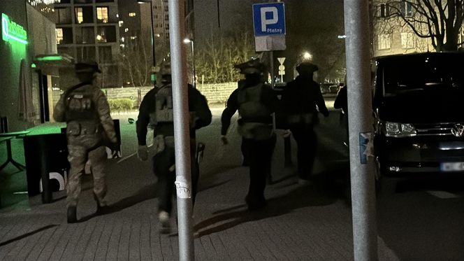 Antyterroryści na Grzybowskiej. Pilna akcja policji, jedna osoba zatrzymana