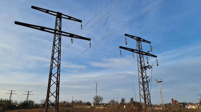 Kętrzyn. 18-latek przeciął siekierą kable energetyczne i zginął