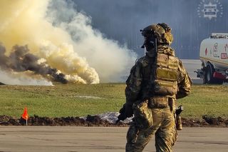 Awaryjne lądowanie samolotu pasażerskiego z terrorystami na pokładzie. Widowiskowe ćwiczenia służb na lotnisku w Katowicach