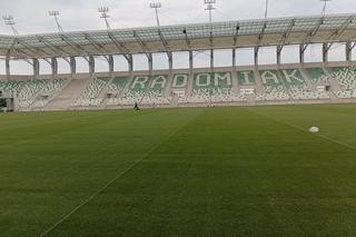 Ostatnie prace przy budowie stadionu przy ul. Struga. Czy Radomiak rozegra tu mecz na początku sierpnia? 