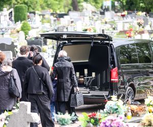 Tłumy na pogrzebie legendy polskiego rapu. Pożegnaliśmy Jokę z Kalibra 44