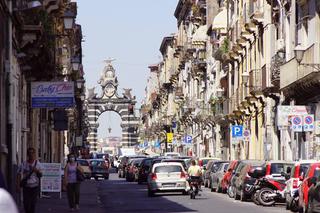 Pomysł na urlop. Tanie loty do Katanii z Polski. Odwiedź miasto w cieniu Etny