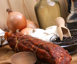 Domowe salami z pończochy - przepis na dojrzewającą kiełbasę z karkówki