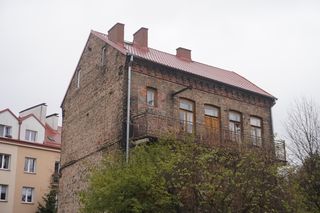 Samotna wyspa z cegły. Opuszczona kamienica ukryta w centrum Białegostoku