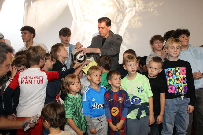 Wojciech Szczęsny z dziećmi na premierze filmu o sobie