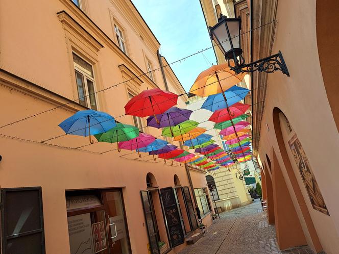 Tarnowskie Umbrella Sky na ul. Piekarskiej