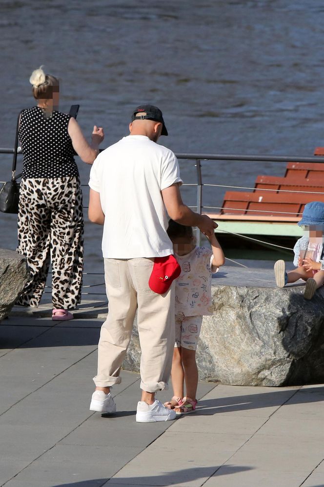 Maciej Pela z córeczkami nad Wisłą