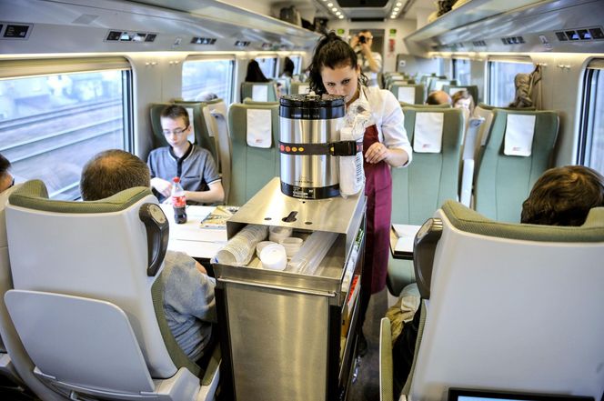 Wagon restauracyjny Wars w pociągu PKP Intercity