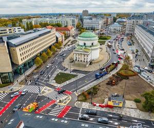 Warszawa zazielenia betonowy plac. Drzewami z Niemiec. Po 14 tys. zł za sztukę 