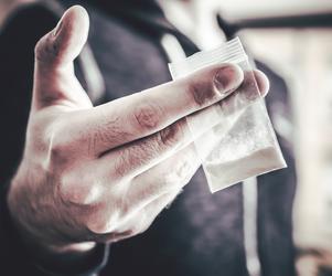 Mefedron - król dopalaczy. Jak działa i jakie są skutki jego zażywania?