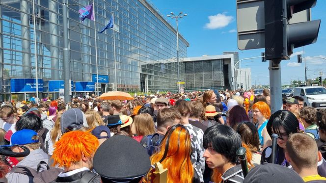 Pyrkon 2025. Tłumy uczestników przed MTP  