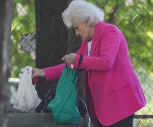 87-letnia Krystyna Loska przyłapana z siatami w centrum Warszawy. Nie do wiary, co zrobiła legenda TVP