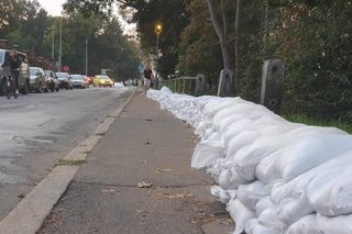 Powódź w Polsce 2024. Mieszkańcy Brzegu sami zabezpieczają miasto przed wodą [ZDJĘCIA]. 