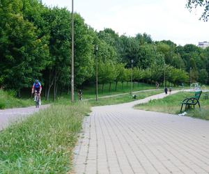 Lublin. „Filary porośnięte bluszczem” i nie tylko. Park Jana Pawła II w lipcowej odsłonie